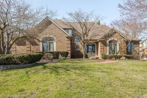 4298 Birch Run Dr, Troy, MI 48098