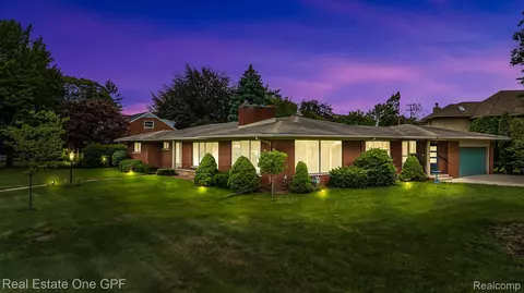 60 Moorland Dr, Village Of Grosse Pointe Shores, MI 48236