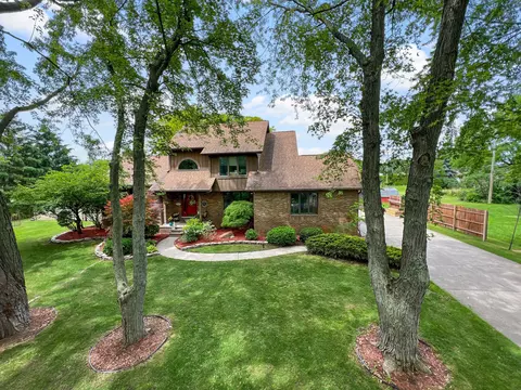 36751 Paddock Dr, Clinton Township, MI 48035