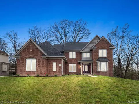 578 Red Bank Dr, White Lake, MI 48386