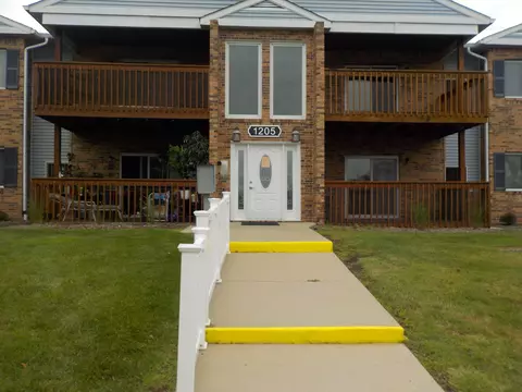 1205 Harbour Dr #40, Trenton, MI 48183