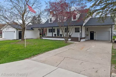 16132 Whitehead Dr, Argentine, MI 48451