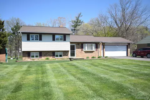 1157 E Hill Rd, Grand Blanc, MI 48439