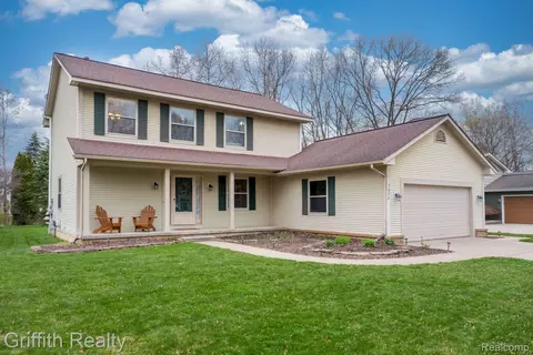 2638 Woodbourne Dr, Waterford, MI 48329