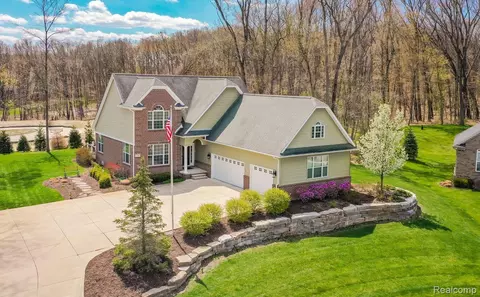 1365 Ridgefield Crt Ct, White Lake, MI 48383