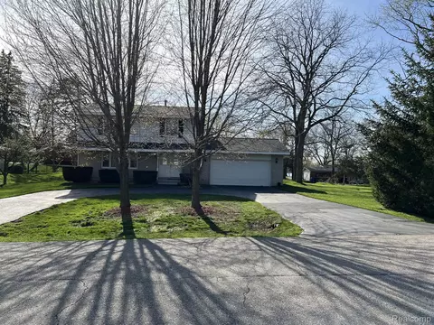 2940 Saint Jude Dr, Waterford, MI 48329