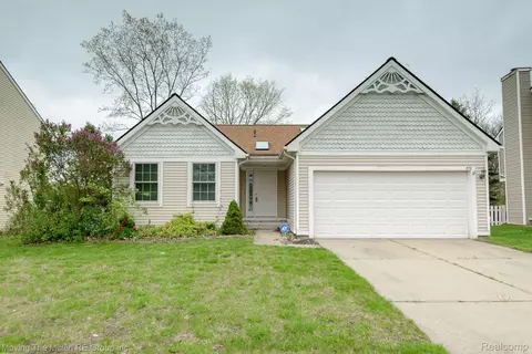 570 Thornhill Crt Ct, Belleville, MI 48111