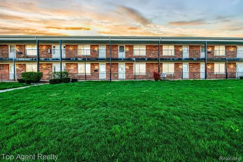 21121 Hayes Ave #15, Eastpointe, MI 48021