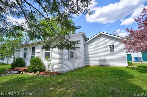 415 Harden St, Holly, MI 48442