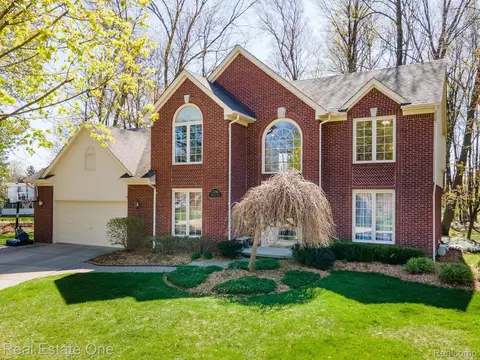 2218 Oakwood Dr, Troy, MI 48085