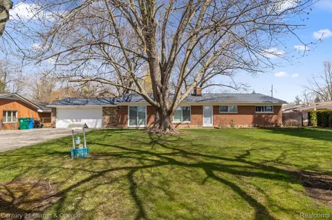 271 Annison Dr, Commerce, MI 48382