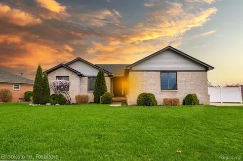 52548 Robins Nest Dr, Chesterfield, MI 48047