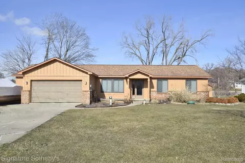 160 Wolverine Dr, Wolverine Lake, MI 48390