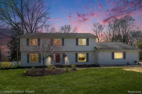 5600 Sugar Bush Ln, Flint, MI 48532