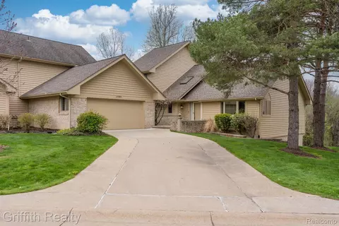 8050 Pepperwood Dr, Grand Blanc, MI 48439