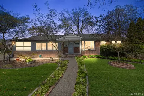22711 Chapoton St, Saint Clair Shores, MI 48080