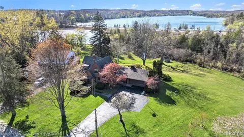 6201 Middle Lake Rd, Clarkston, MI 48346