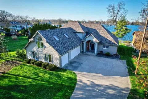 2486 Cranewood Dr, Fenton, MI 48430
