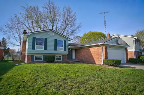 5093 Spinning Wheel Dr, Grand Blanc, MI 48439