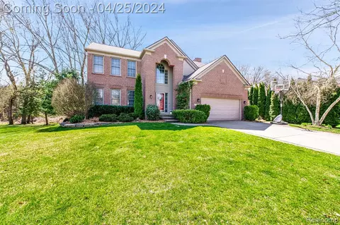 3767 Acadia Dr, Lake Orion, MI 48360