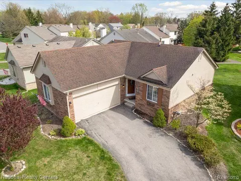 28661 Bayberry Crt Ct E, Livonia, MI 48154