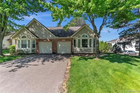 810 Whisperwood Trl, Fenton, MI 48430