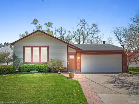 24384 Knollwood St, Novi, MI 48375