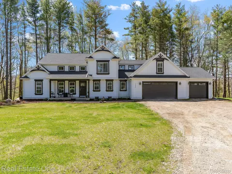1320 Kendor Dr, Brighton, MI 48114