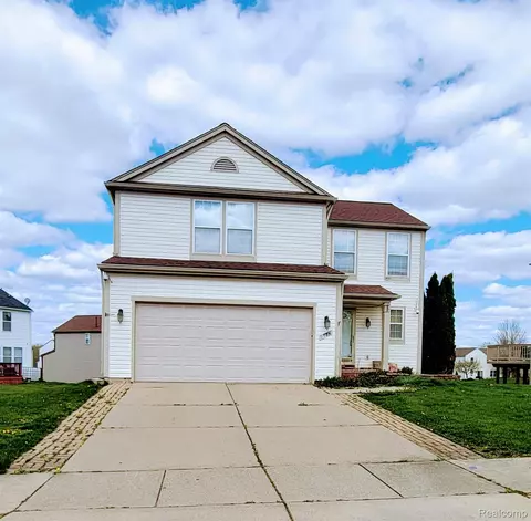 1584 Stirling Lakes Dr, Pontiac, MI 48340