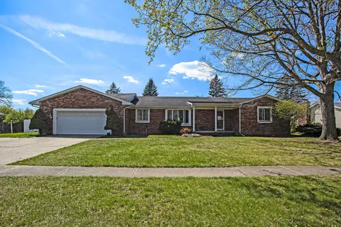 539 Cherrywood Dr, Flushing, MI 48433