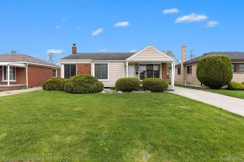 28824 Fountain St, Roseville, MI 48066
