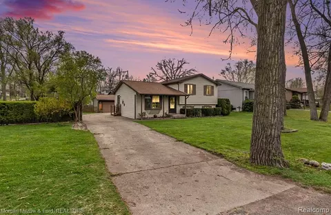 1035 Nokomis Way, Waterford, MI 48328