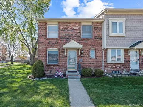 20269 Great Oaks Cir S, Clinton Township, MI 48036