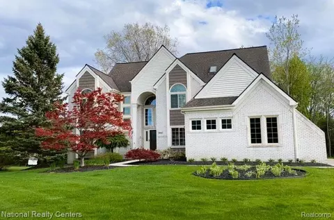 37103 Aspen Dr, Farmington Hills, MI 48335
