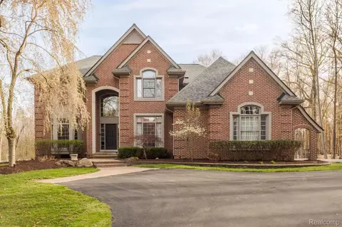 1562 Forest Bay, Wixom, MI 48393