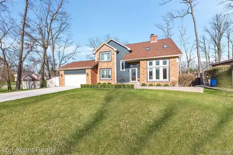 48952 Forest Dr, Shelby Township, MI 48317