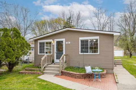 586 Snyder Rd, Highland, MI 48357