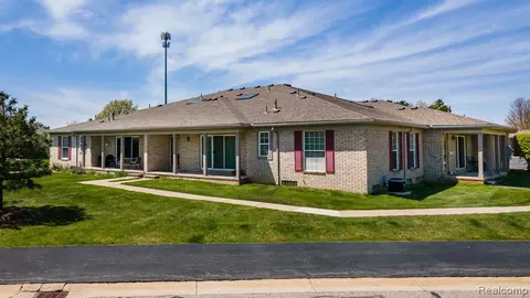 59354 Pine Creek Ct, Washington, MI 48094