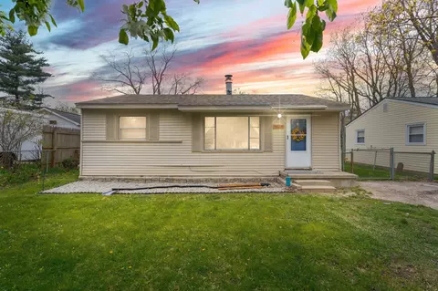 1627 Valley Dr, Highland, MI 48356