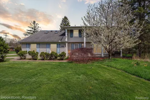 2709 Brady Dr, Bloomfield Hills, MI 48304
