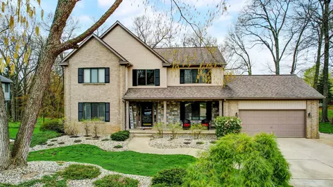 8613 Newport Dr, White Lake, MI 48386