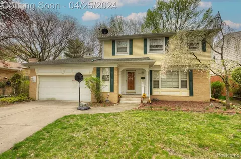 17575 Roseland Blvd, Lathrup Village, MI 48076
