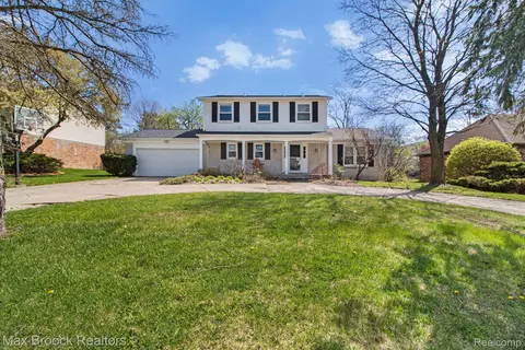 36073 Crompton Cir, Farmington Hills, MI 48335