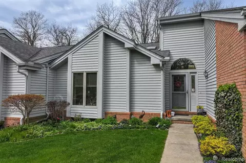 6717 Ridgeview Dr, Clarkston, MI 48346