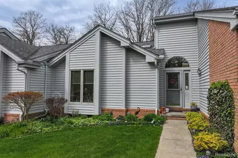 6717 Ridgeview Dr, Independence, MI 48346