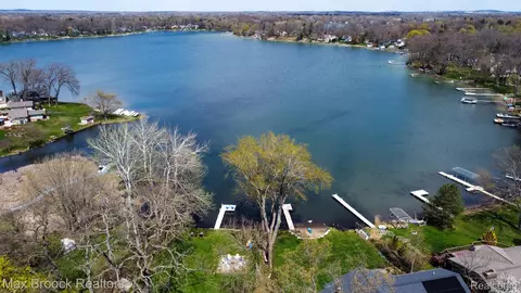 3970 Covert Rd, Waterford, MI 48328