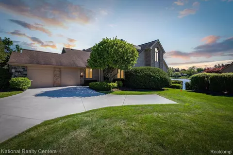 18412 Blue Heron Dr W, Northville, MI 48168