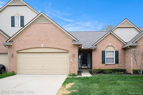8100 Springdale Dr, White Lake, MI 48386