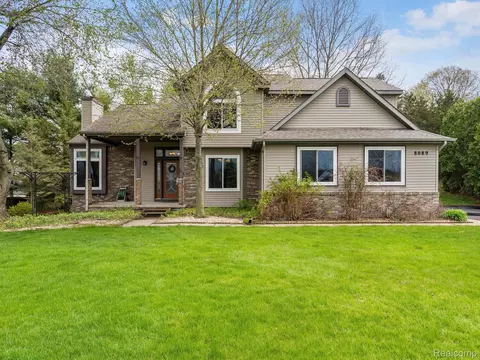 8089 Hillside Lakes Dr, Green Oak, MI 48116