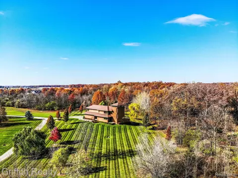 8104 Parker Rd, Saline, MI 48176